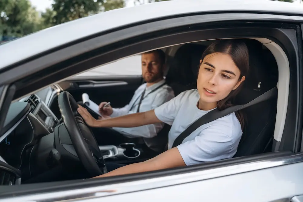 Dlaczego okres studiów to idealny czas na zrobienie prawa jazdy? 